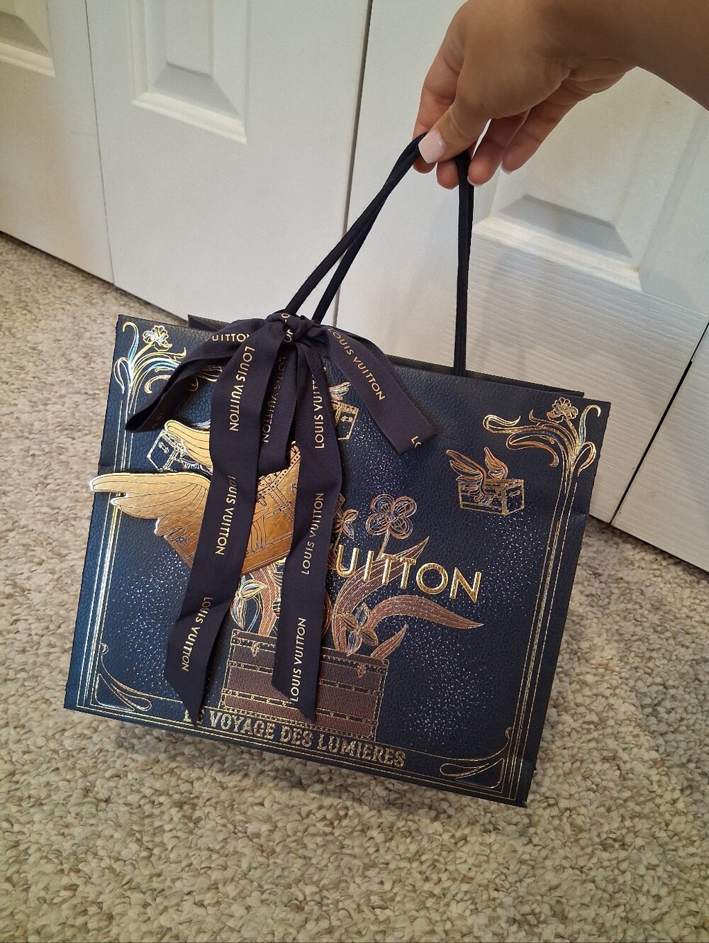 Louis Vuitton Limited Edition Gift Bag with Ribbon & Collectible Charm Tag - Picture 2 of 10